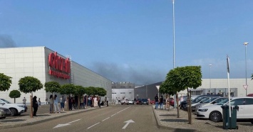 В Краснодаре из ТРЦ OZ Mall эвакуировали 1,5 тыс. человек из-за загоревшегося рядом грузовика