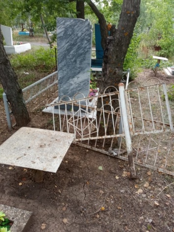 На балаковском кладбище украли ограды могил. Комментарий ГУ МВД