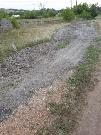 В Краснощековском районе местные власти взялись за спорный ремонт «некритично» разрушенной паводком улицы