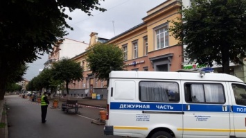 В Советске полицейские оцепили здание почты на центральной улице (фото)
