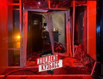 Автомобиль въехал в здание ночного клуба в Кемерове
