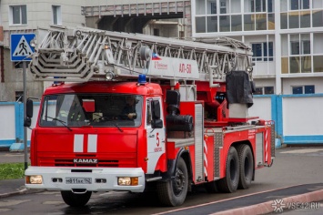 Почти 10 человек тушили горящую баню в Кемерове