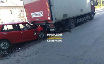 ДТП с тремя машинами произошло утром в столице Кузбасса