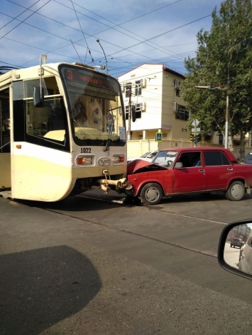 ДТП с трамваем блокировало движение на Астраханской