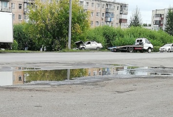"Куда так летел": легковушка врезалась в длинномер в кузбасском городе