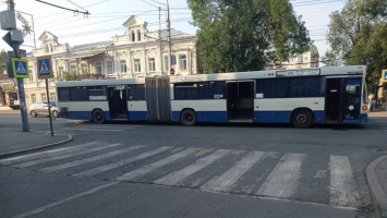 На Московской в автобусе-"гармошке" упала 86-летняя женщина