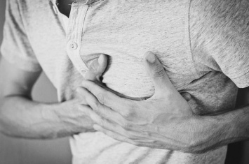 Российский врач назвала неприятные ощущения в груди признаком приближающегося инфаркта