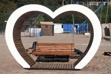 На пляже в Янтарном установили большие качели в виде сердца (фото)