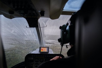 Спасатели подняли рухнувший в озеро на Камчатке вертолет Ми-8