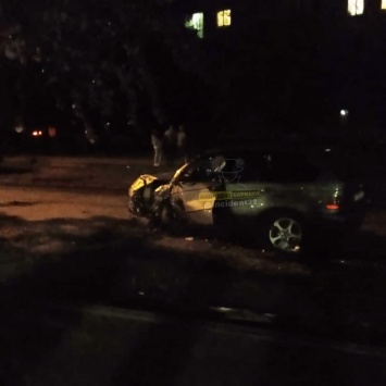Барнаульские полицейские ищут разбившего BMW на трамвайных путях «ночного гонщика»