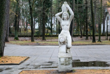 В Лиственничный парк Светлогорска вернули копию скульптуры «Несущая воду»