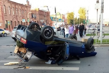 «ВАЗ» сделал сальто после столкновения с иномаркой в старом центре Барнаула