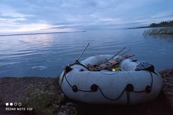 В заливе полицейский спас рыбака, который упал с лодки и не смог залезть обратно (видео)