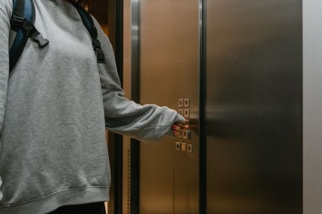 Лифт в доме в Подмосковье сорвался с женщиной и младенцем внутри