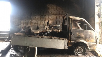 В Ленинском районе сгорел гараж с грузовой "Маздой"