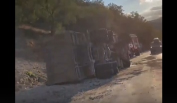 В Крыму на трассе из-за лихача перевернулся грузовик