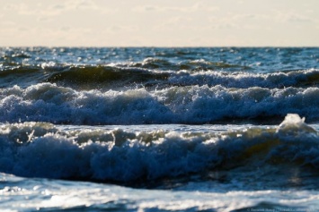 В Приморье на дикий пляж море вынесло тело 57-летней женщины