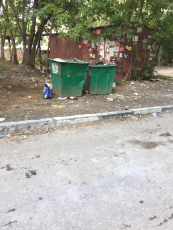 Жители саратовской пятиэтажки жалуются на сырость в доме и "помойку" на улице