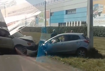 Машины столкнулись лоб в лоб у новокузнецкого гипермаркета