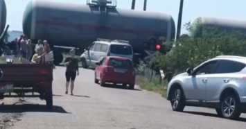 Грузовой поезд и иномарка столкнулись на железнодорожном переезде в Темрюкском районе