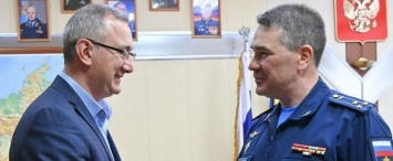 Шапша наградил командира авиаполка в Шайковке медалью за заслуги