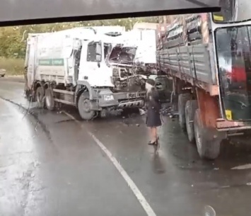 "Кабины вообще нет": мусоровоз протаранил грузовик в кузбасском городе