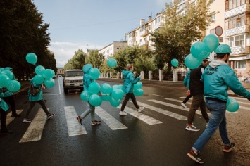 Партия «Новые люди» провела бирюзовый флэшмоб в центре Кемерова