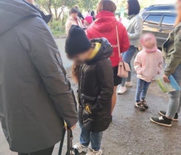Кузбассовцы пожаловались на заставившую больных детей мерзнуть под дождем поликлинику