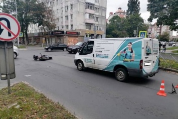 На Невского микроавтобус при перестроении сбил скутериста (фото)