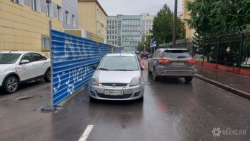 "Короли парковки" перекрыли проезд под окнами областного ГУ МВД в Кемерове