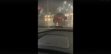 Автомобили столкнулись лоб в лоб на кемеровской улице
