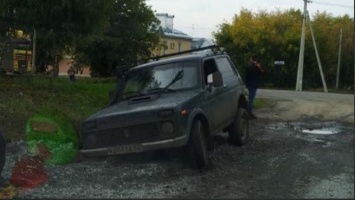 Автомобиль провалился в яму в Кузбассе