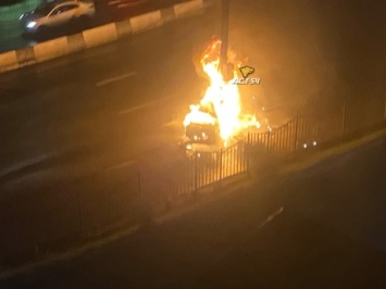 Автомобиль с людьми сгорел в центре Новосибирска