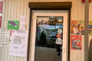 В Гурьевском районе возле избирательного участка не убрали агитационные плакаты (фото)