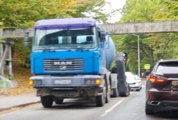 Под калининградским «мостом глупости» застрял очередной грузовик (фото)