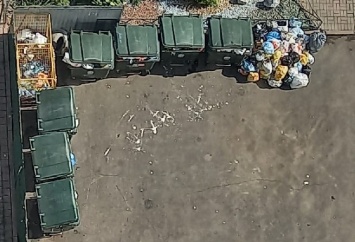 Вновь скопившийся мусор возмутил жильцов кемеровской многоэтажки