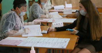 В день рождения - на выборы: 18-летнюю жительницу Тбилисского района поздравили на избирательном участке