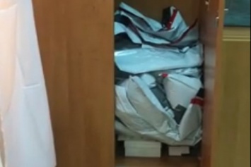 УИК в Калининграде сложила пакеты с бюллетенями в шкаф, потому что сейф переполнился