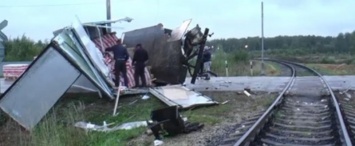 Поезд снес грузовик в Калужской области