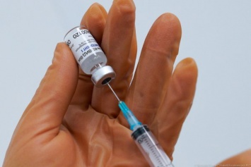 В Польше медикам и людям старше 50 лет рекомендовали принять третью дозу вакцины от COVID