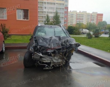 Фото влетевшей в металлический забор в Кузбассе машины появилось в сети