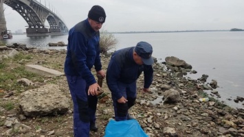 Сотрудники ГИМС убрали мусор под мостом Саратов - Энгельс