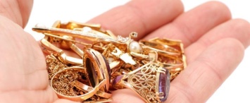 Женщина украла у своей родственницы золотые украшения на 120 000 рублей