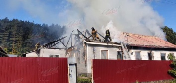 Кемеровчане сняли на видео горящий жилой дом
