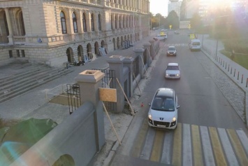 Музей искусств обнесли оградой ради съемок фильма «Нюрнберг»