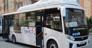 В Краснодаре женщина выпала из автобуса и получила тяжелые травмы