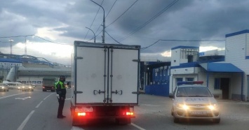 На трассе М-4 «Дон» между Геленджиком и Новороссийском из-за ветра ограничено движение грузовиков