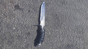 В Саратове женщина ударила полицейского ножом на месте ДТП