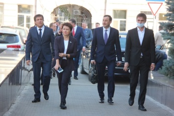 Перед заседанием гордумы депутаты от "ЕР" и КПРФ обменялись обвинениями