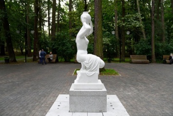Очевидцы: из парка в Светлогорске увезли копию скульптуры «Несущая воду»